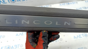 Накладка порога внутренняя передняя прав Lincoln Nautilus 19-23 коричневая с хромом и подсветкой, царапины