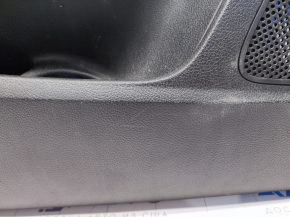 Обшивка дверей картка передня ліва Ford Focus mk3 15-18 чорн з чорною вставкою ганчірка, подряпини