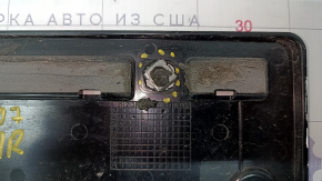 Рамка номерного знака крышки багажника Audi A4 B9 17-18 сломано крепление
