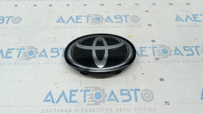 Эмблема решетки радиатора grill Toyota Camry v70 18-20 под радар, песок