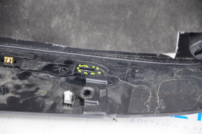 Обшивка двери багажника низ Tesla Model X 16-21 в сборе черная, царапины, затерта, сломаны крепления