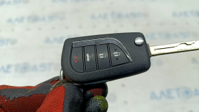 Ключ Toyota Camry v70 18-розкладний, 4 кнопки, потертий