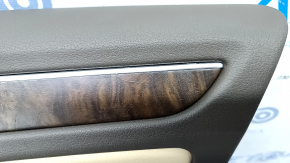 Обшивка двери карточка передняя правая Audi A4 B8 13-16 рест, коричневая с бежевой вставкой кожа, подлокотник кожа, молдинг под дерево структура, седан, царапины, сломано крепление