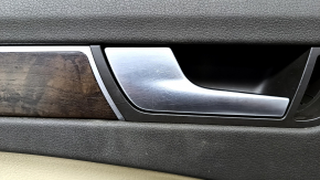 Обшивка двери карточка передняя левая Audi A4 B8 13-16 рест, коричневая с бежевой вставкой кожа, подлокотник кожа, молдинг под дерево структура, седан, царапины, сломаны крепления, трещины в подлокотн