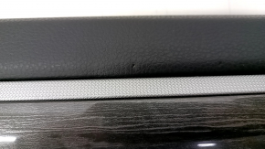 Обшивка двери карточка задняя правая VW Passat b8 16-19 USA черная с черной вставкой кожа, подлокотник кожа, с темно-серой накладкой под дерево, надлом крепления, тычки