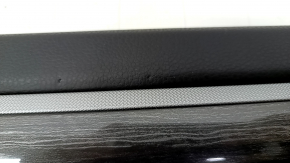 Обшивка двери карточка задняя правая VW Passat b8 16-19 USA черная с черной вставкой кожа, подлокотник кожа, с темно-серой накладкой под дерево, надлом крепления, тычки
