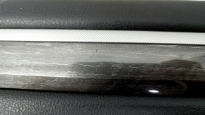 Обшивка дверей картка передня ліва VW Passat b8 16-19 USA чорна з темно-сірою накладкою під дерево надломи кріплень, надрив шкіри, подряпина на накладці