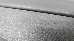 Обшивка дверей картка передня ліва VW Passat b8 16-19 USA чорна з темно-сірою накладкою під дерево надломи кріплень, надрив шкіри, подряпина на накладці