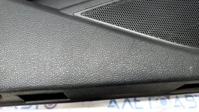Обшивка двери карточка передняя левая VW Passat b8 16-19 USA черная с черной вставкой кожа, подлокотник кожа, с темно-серой накладкой под дерево, надломы креплений, царапины