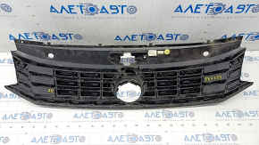 Решетка радиатора grill VW Passat b8 16-19 USA под радар круиз, без эмблемы, песок, надломана
