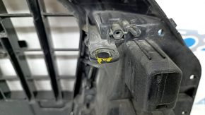 Решетка радиатора grill в сборе Audi Q3 8U 15 без парктроников, с эмблемами, песок, трещины в креплениях