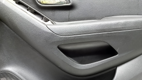 Обшивка двери карточка передняя правая Chevrolet Trax 17-20 черная, царапины, надлом креп