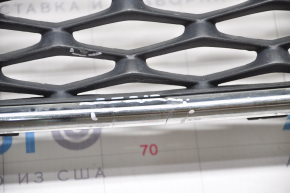 Решетка радиатора Ford Focus mk3 15-18 рест хром обрамление, треснут хром, сколы, нет фрагмента