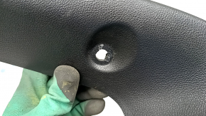 Обшивка двери багажника правая Chevrolet Trax 15-22 черная, царапины, отсутствует направляйка, побелел пластик