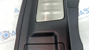 Накладка отвору багажника Infiniti QX30 17-хром вставкою, подряпини, тички на хромі