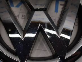 Эмблема решетки радиатора VW Jetta 11-14 USA сломаны крепления, песок