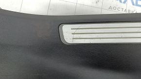 Накладка порога задняя левая внутренняя Volvo XC90 16-22 с подсветкой, черная, царапины