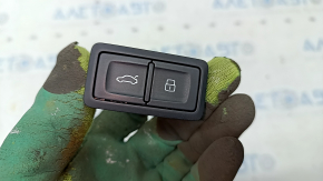 Кнопка закриття дверей багажника Audi Q7 16-