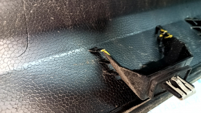 Молдинг двери багажника низ Ford Escape MK3 13-19 потерт, надломано крепление