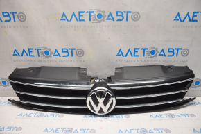 Решетка радиатора grill VW Jetta 15-18 USA со значком, с хромом, царапины, песок