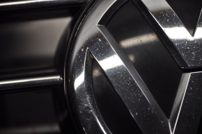 Решетка радиатора grill VW Jetta 15-18 USA со значком, с хромом, царапины, песок