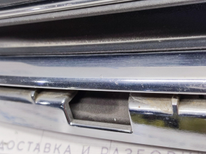 Решітка радіатора grill Ford Fiesta 14-19 рест usa хром, пісок, подряпини