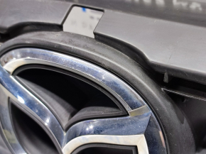 Решетка радиатора grill в сборе со значком Mazda 3 14-18 BM дорест, песок, тычка, трещины