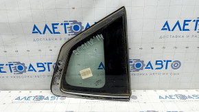 Форточка глухое стекло задняя правая Nissan Rogue 14-20 царапины на хроме, царапины на стекле, тычка на хроме
