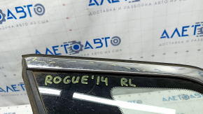 Форточка глухое стекло задняя левая Nissan Rogue 14-20 погнут хром, царапины на стекле