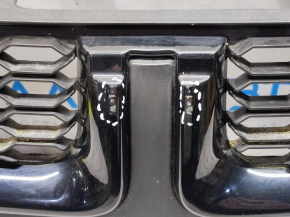 Решітка радіатора grill Dodge Journey 13-20 чорна з емблемою, подряпини, пісок