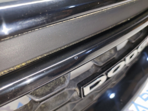 Решетка радиатора grill Dodge Journey 13-20 черная с эмблемой, царапины, песок