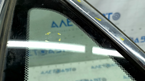 Форточка глухое стекло передняя левая Lexus Hs250h 10-12 царапины на хроме, царапина на стекле