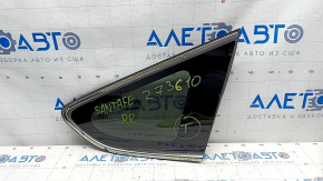 Форточка глухое стекло задняя правая Hyundai Santa FE Sport 13-18 хром, трещина, царапины на хроме