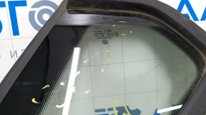 Форточка глухое стекло задняя правая VW Passat b7 12-15 USA мат, отклеивается молдинг , царапина на стекле
