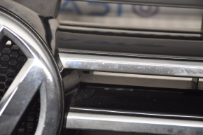Решетка радиатора grill со значком VW Passat b7 12-15 USA трещина, мелкие тычки, песок, вздулся хром