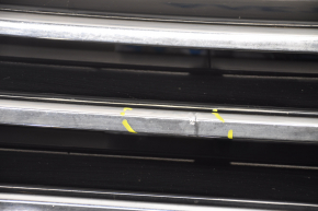 Решетка радиатора grill со значком VW Passat b7 12-15 USA трещина, мелкие тычки, песок, вздулся хром