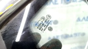 Форточка глухое стекло задняя правая VW Passat b8 16-19 USA хром, царапины на хроме, царапина на стекле