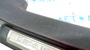 Накладка порога задняя правая Lexus CT200h 11-17 черная с хромированной накладкой, тычки на хроме, потёрта