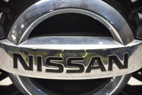 Решетка радиатора grill Nissan Pathfinder 13-16 дорест без камеры, сломано крепление, песок, царапины