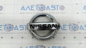 Емблема передня решітки радіатора Nissan Rogue 17 - кругла, здувся хром, зламано кріплення