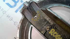 Емблема передня решітки радіатора Nissan Rogue 17 - кругла, здувся хром, зламано кріплення