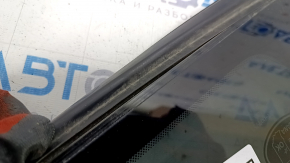 Форточка глухое стекло задняя левая Subaru b10 Tribeca царапины на стекле, отклеивается молдинг