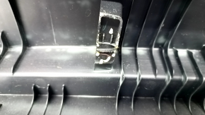 Накладка проема багажника Ford Explorer 20- царапины, сломаны крепления, побелел пластик