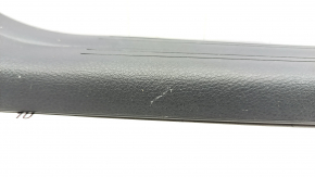 Накладка порога передняя правая Mercedes CLA 14-19 черная, потёрта