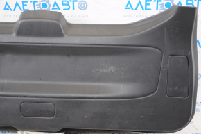 Обшивка двери багажника низ Nissan Pathfinder 13-20 черн царапины