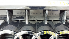 Решетка радиатора grill Audi Q5 8R 13-17 рест, под парктроники, песок, трещина, облезла краска, крашен хром