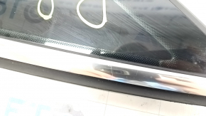 Форточка глухое стекло задняя левая VW Passat b8 16-19 USA хром, царапины на хроме