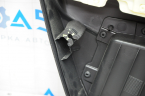 Обшивка двери карточка передняя правая VW Passat b7 12-15 USA черн с черн вставкой кожа, подлокотник кожа, молдинг серый глянец царапина,слом креп
