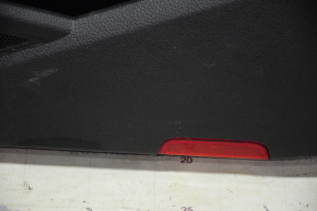 Обшивка двери карточка передняя правая VW Passat b7 12-15 USA черн с черн вставкой кожа, подлокотник кожа, молдинг серый глянец царапина,слом креп