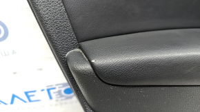 Обшивка дверей картка передня ліва VW Passat b8 16-19 USA чорна шкіра з темно-сірою накладкою під дерево, потертість, тріщина у кріпленні